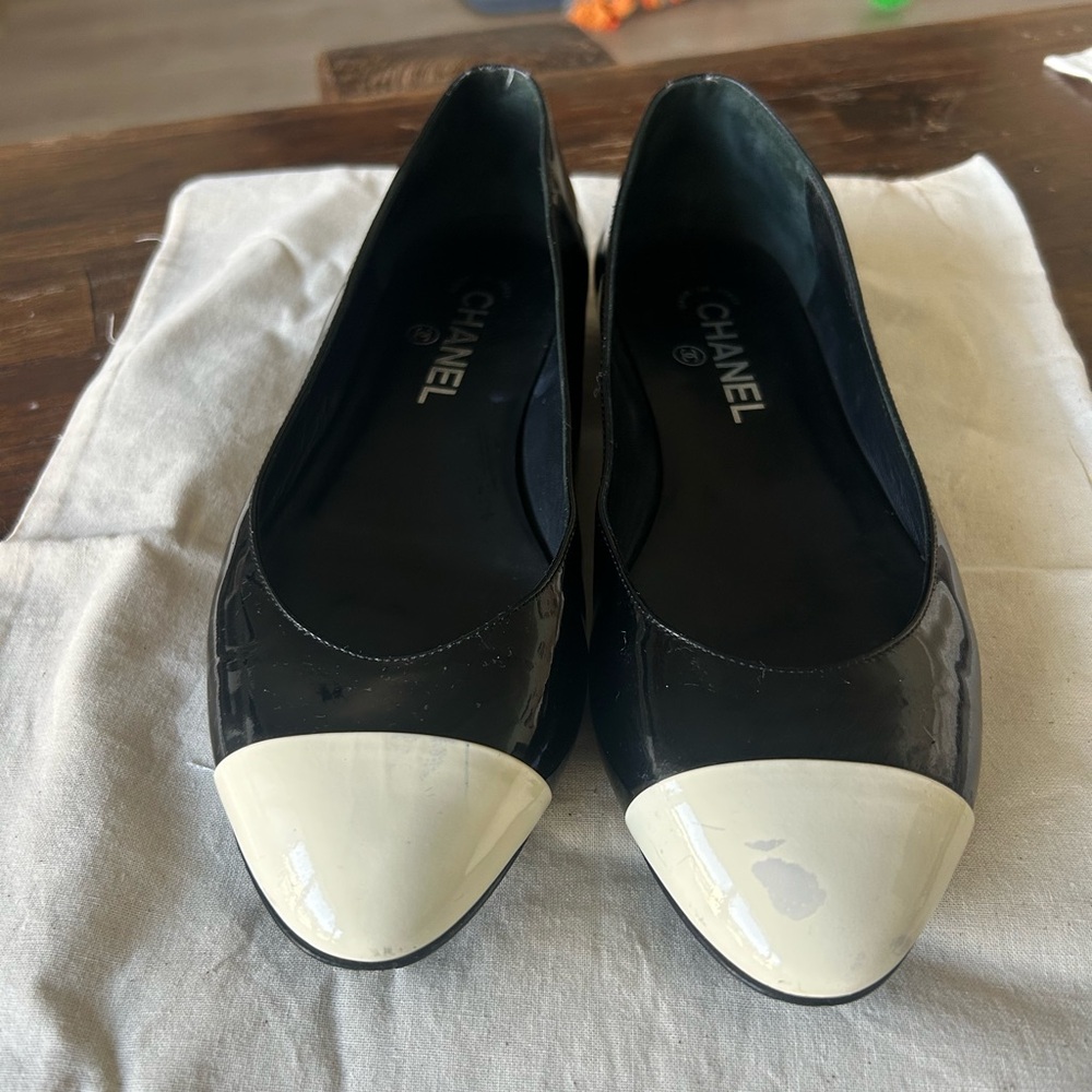 CHANEL Women's Black and Cream Patent Ballerina Flats